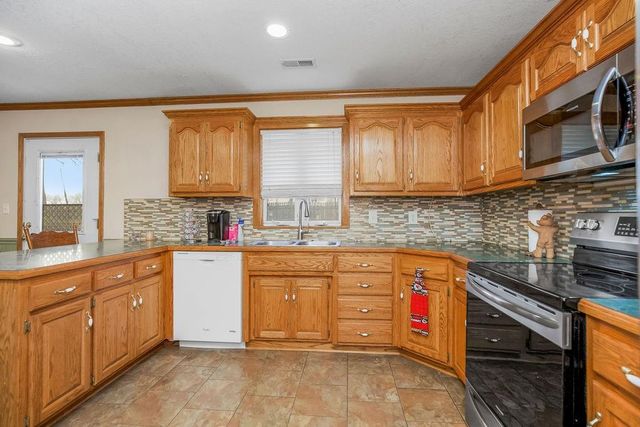 101 Jefferson Avenue, East Lynne, MO 64743