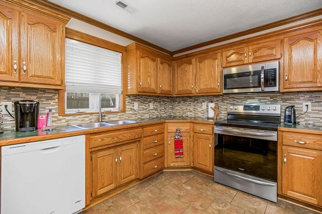 101 Jefferson Avenue, East Lynne, MO 64743