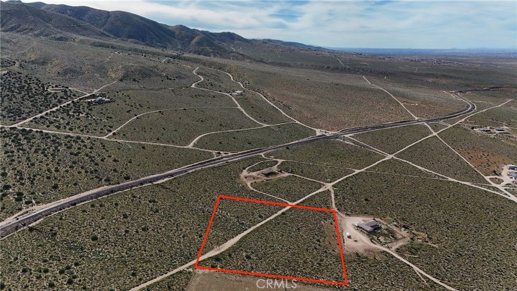 Image 2 of property listing at 713 Kinglet Road, Apple Valley, CA 92308