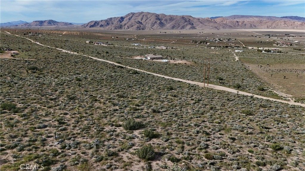 Image 4 of property listing at 713 Kinglet Road, Apple Valley, CA 92308