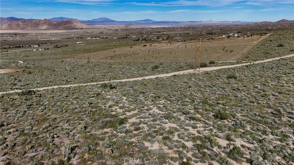 Image 6 of property listing at 713 Kinglet Road, Apple Valley, CA 92308
