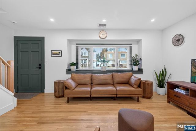 96 Lynwood Road, Verona, NJ 07044