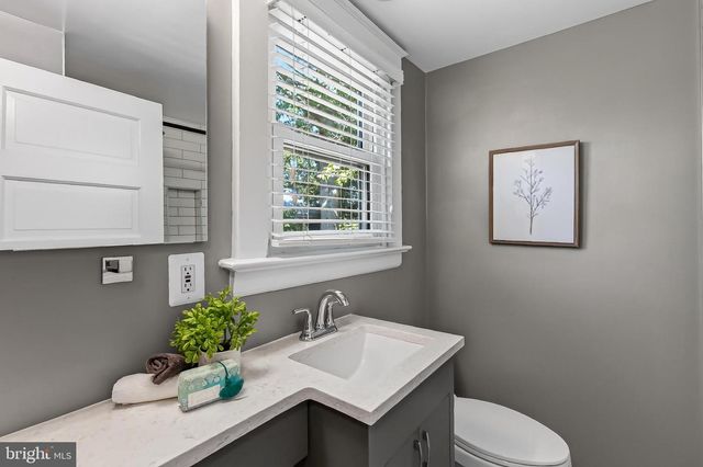 210 S BARTON ST S, Arlington, VA 22204