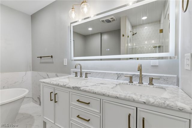 11526 Lake Avenue, Cleveland, OH 44102