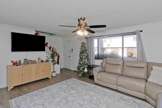 66 Sheri Ln 66, Agawam, MA 01001