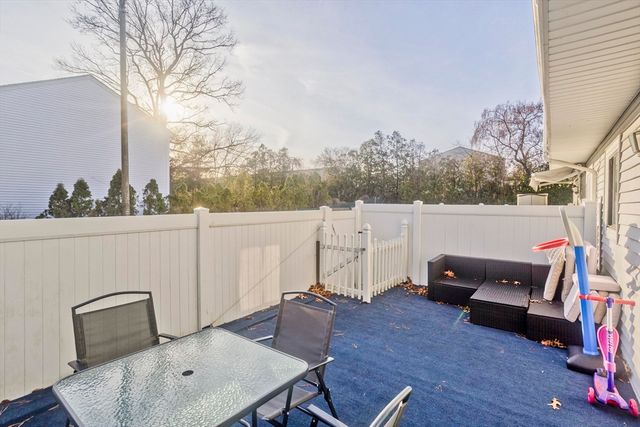 66 Sheri Ln 66, Agawam, MA 01001