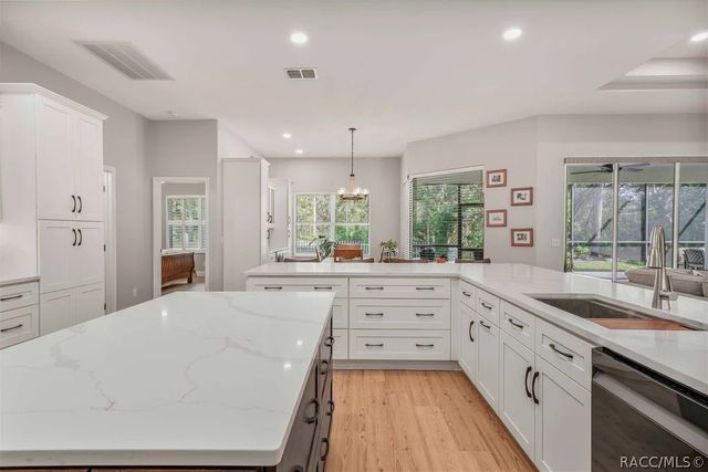 97 Woodfield Circle, Homosassa, FL 34446