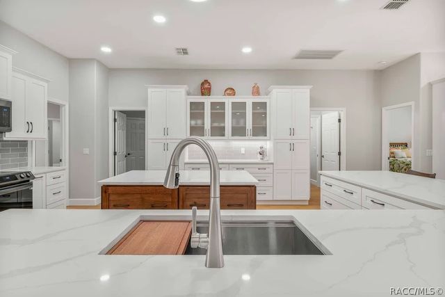 97 Woodfield Circle, Homosassa, FL 34446