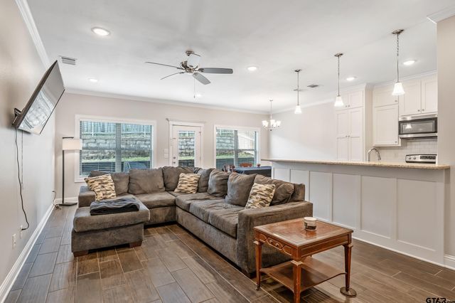 826 Lindsey Ln, Whitehouse, TX 75791