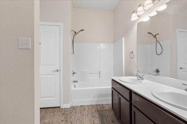 710 Woodcrest Drive, Ennis, TX 75119