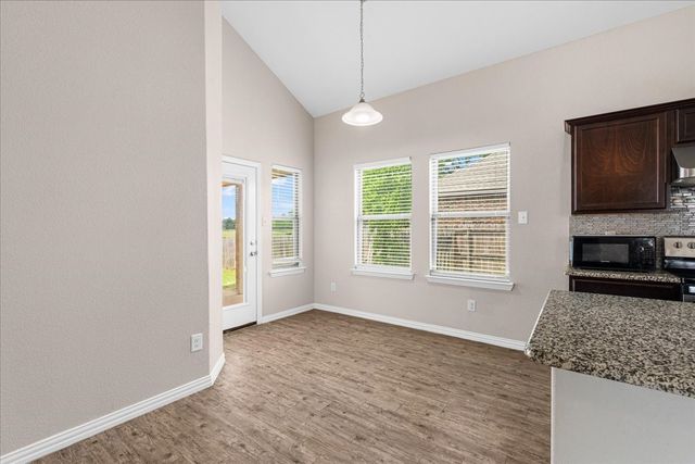 710 Woodcrest Drive, Ennis, TX 75119