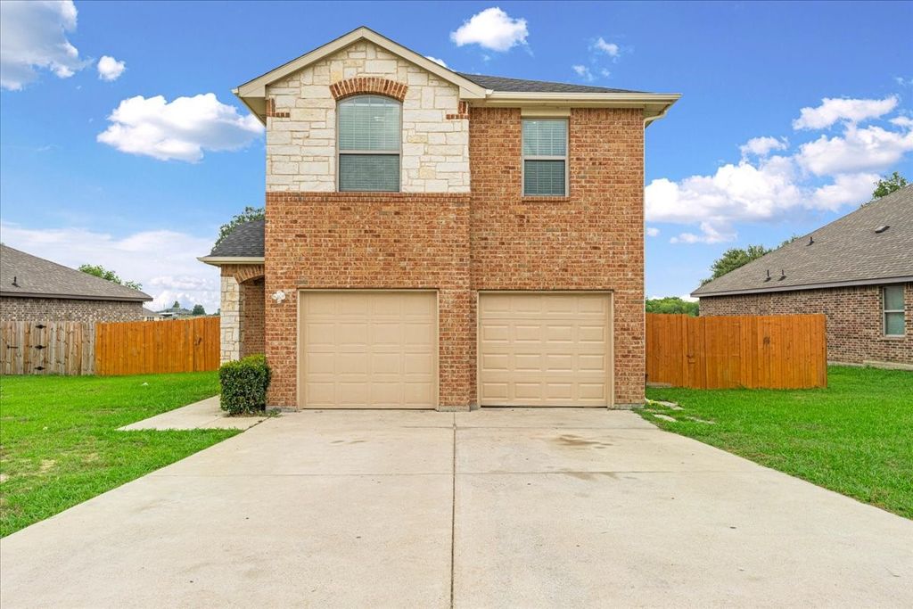 710 Woodcrest Drive, Ennis, TX 75119