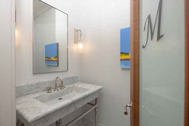 12 Runnymede Drive, North Hampton, NH 03862