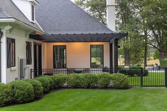 12 Runnymede Drive, North Hampton, NH 03862