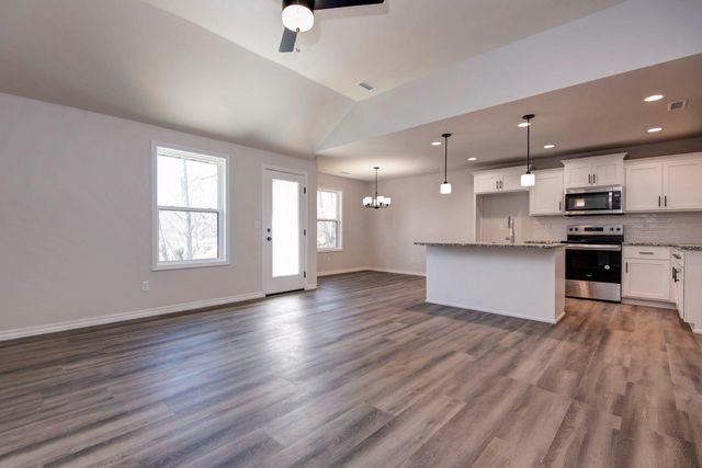 1301 S Mahn Avenue, Springfield, MO 65802