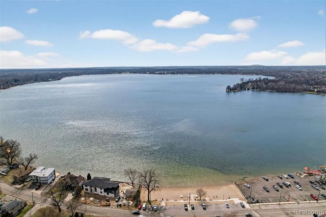 143 E Bay Drive, Walled Lake, MI 48390