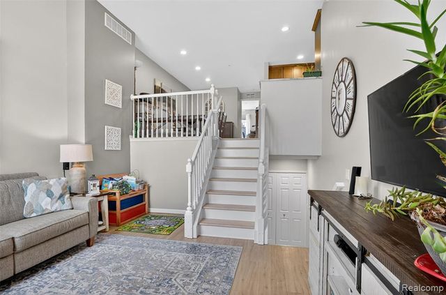 143 E Bay Drive, Walled Lake, MI 48390