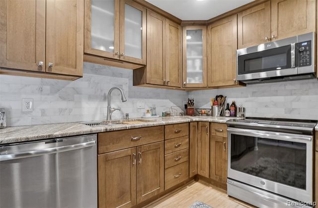 143 E Bay Drive, Walled Lake, MI 48390