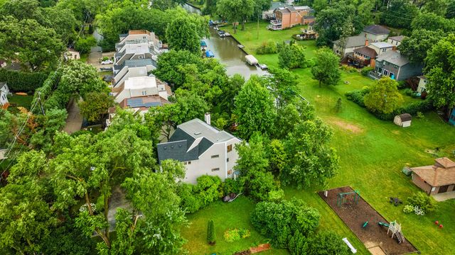 19449 W Forest Lane, Mundelein, IL 60060