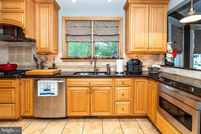76 BROAD ST, Elmer, NJ 08318