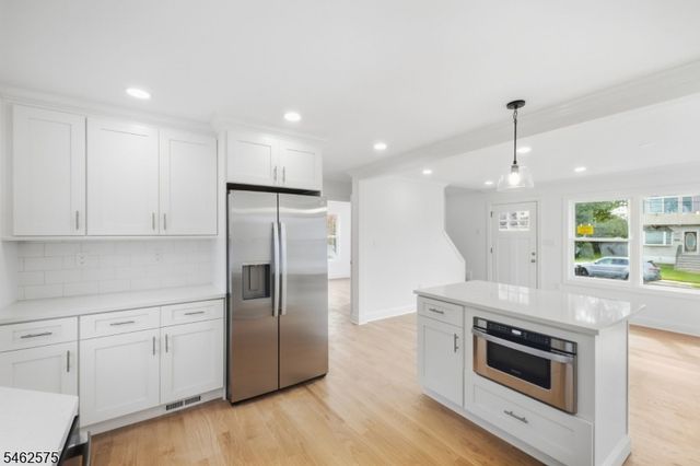 154 Oakmanor Pkwy, South Plainfield Boro, NJ 07080