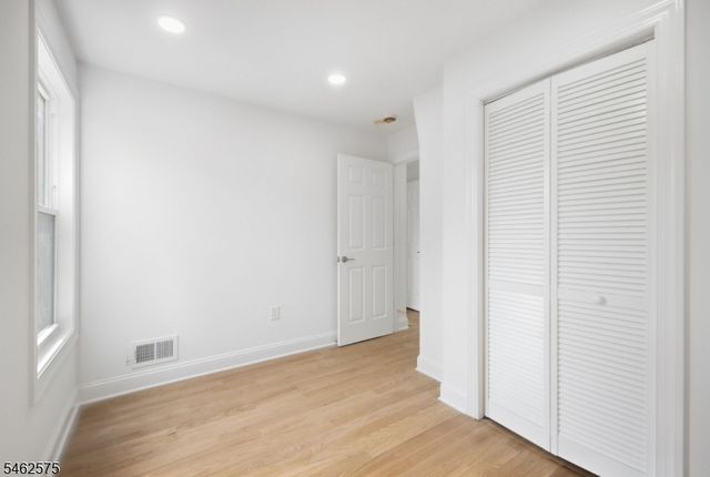 154 Oakmanor Pkwy, South Plainfield Boro, NJ 07080