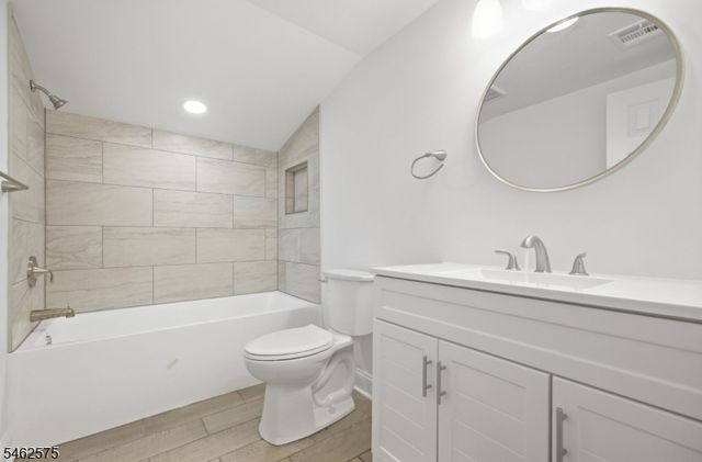 154 Oakmanor Pkwy, South Plainfield Boro, NJ 07080