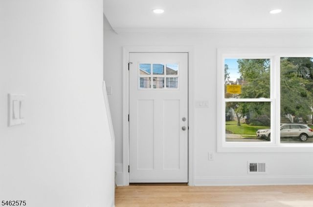 154 Oakmanor Pkwy, South Plainfield Boro, NJ 07080