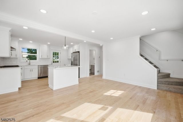 154 Oakmanor Pkwy, South Plainfield Boro, NJ 07080