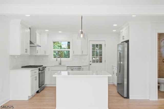 154 Oakmanor Pkwy, South Plainfield Boro, NJ 07080