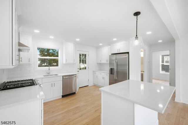 154 Oakmanor Pkwy, South Plainfield Boro, NJ 07080