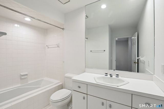 12 Boulevard Drive 15-104, Danbury, CT 06810