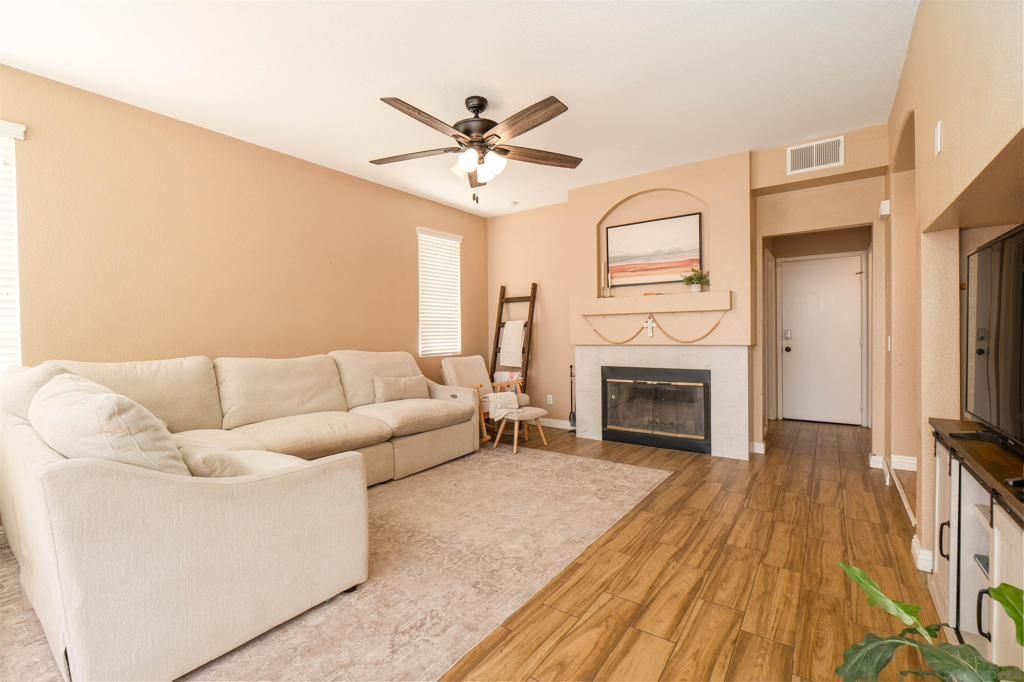 Image 3 of property listing at 40976 Cardinal Flower Dr., Murrieta, CA 92562