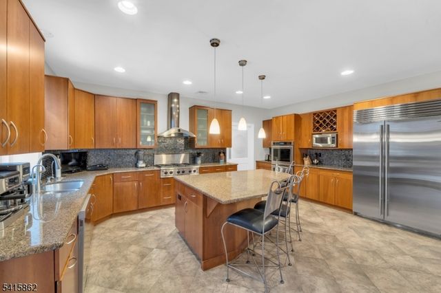 1 Sherwood Ct, Old Tappan Boro, NJ 07675