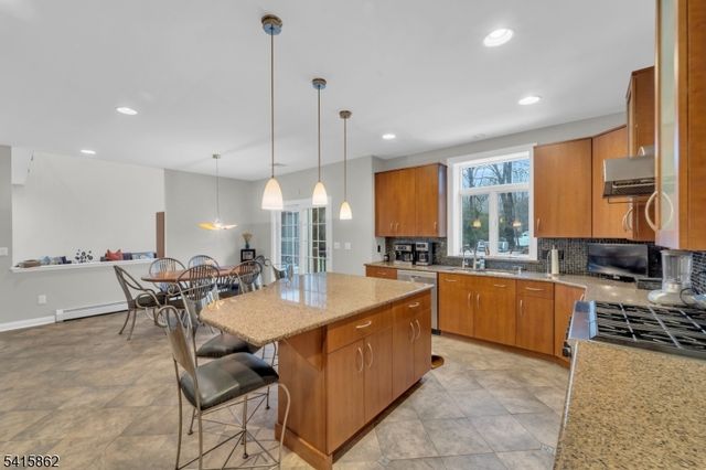 1 Sherwood Ct, Old Tappan Boro, NJ 07675