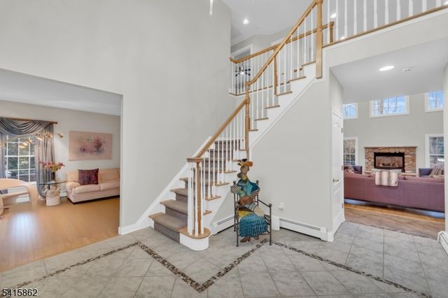 1 Sherwood Ct, Old Tappan Boro, NJ 07675