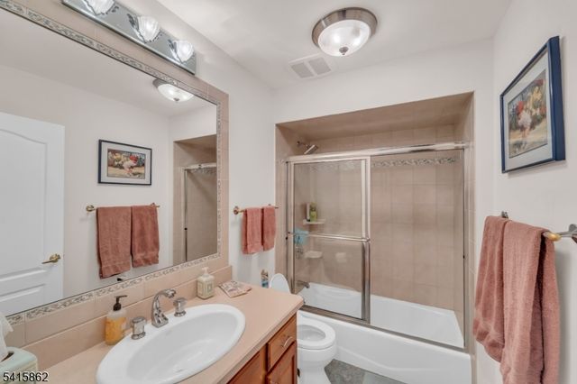 1 Sherwood Ct, Old Tappan Boro, NJ 07675