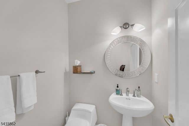 1 Sherwood Ct, Old Tappan Boro, NJ 07675