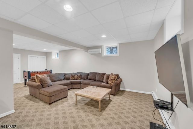 1 Sherwood Ct, Old Tappan Boro, NJ 07675