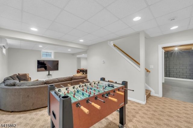 1 Sherwood Ct, Old Tappan Boro, NJ 07675