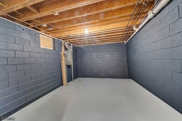 1 Sherwood Ct, Old Tappan Boro, NJ 07675