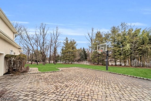 1 Sherwood Ct, Old Tappan Boro, NJ 07675