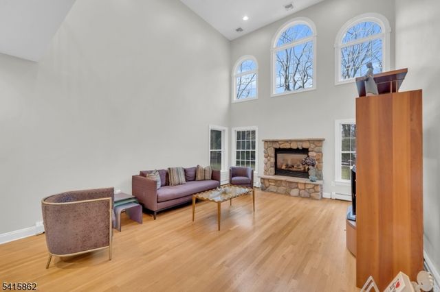 1 Sherwood Ct, Old Tappan Boro, NJ 07675