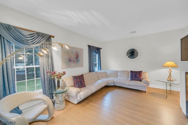 1 Sherwood Ct, Old Tappan Boro, NJ 07675