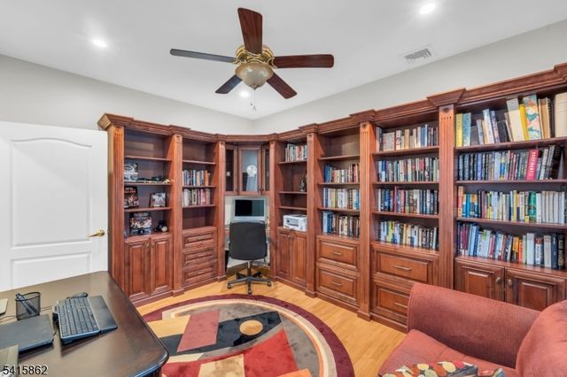 1 Sherwood Ct, Old Tappan Boro, NJ 07675