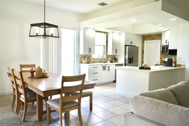 2258 Heydon CIR W, Naples, FL 34120