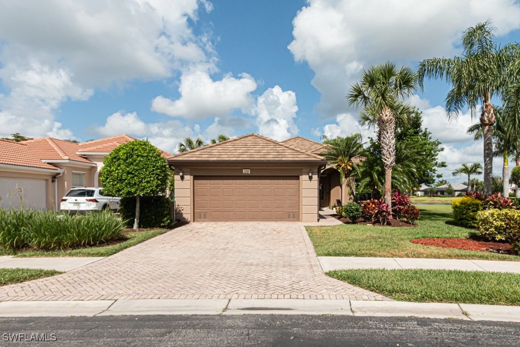 2258 Heydon CIR W, Naples, FL 34120