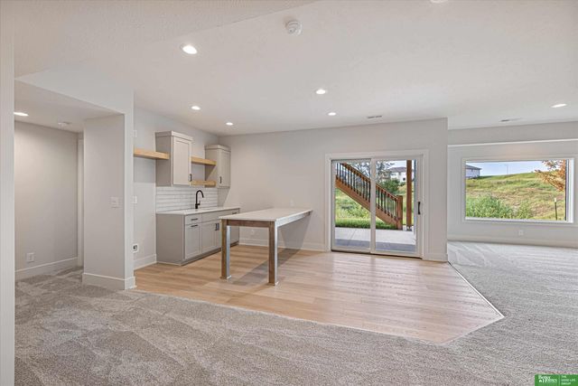 10019 Prospect Street, Papillion, NE 68046