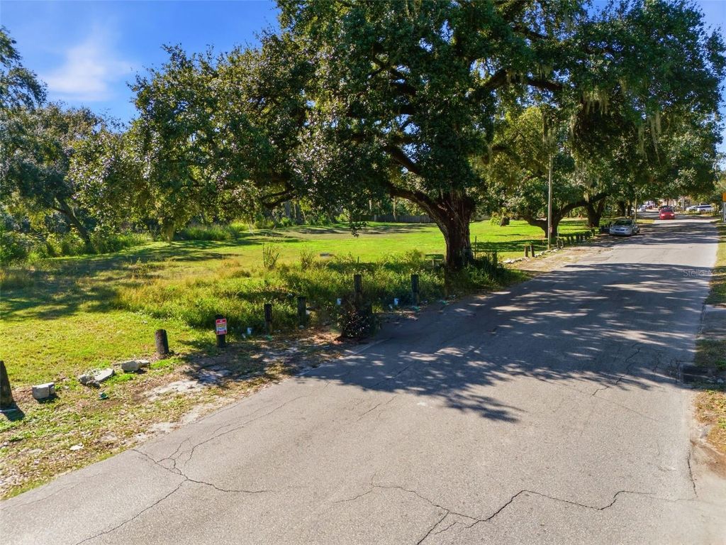 Image 13 of property listing at 2011 E MULBERRY DRIVE, Tampa, FL 33604