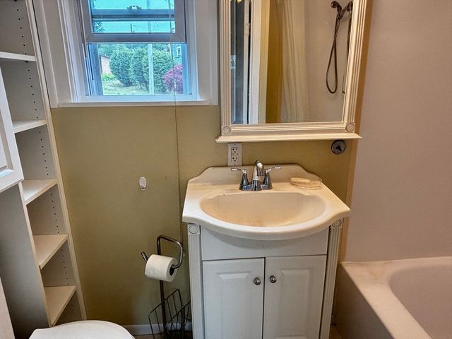 19 Wamsutta Ave, Halifax, MA 02338